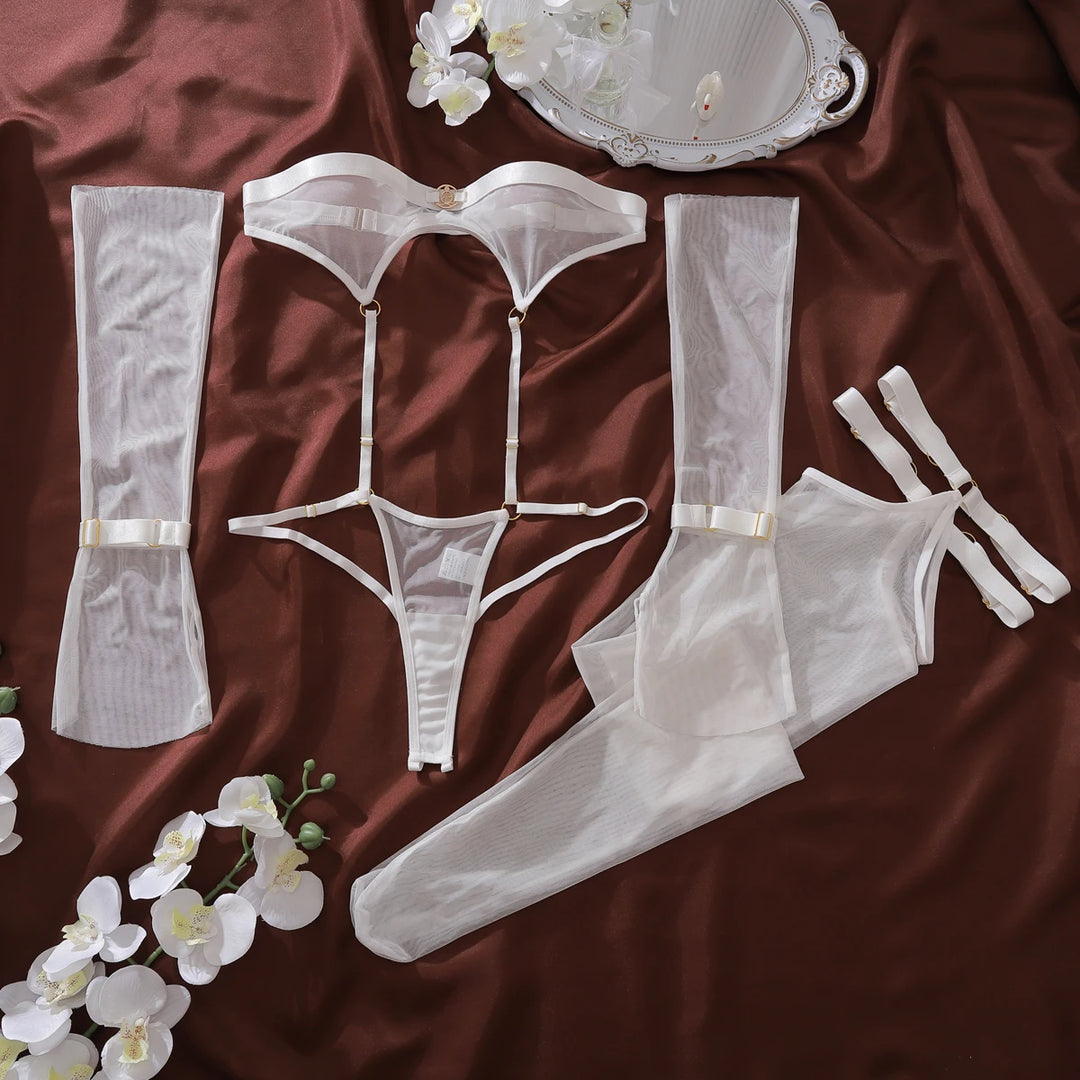 Body blanco con recortes y medias