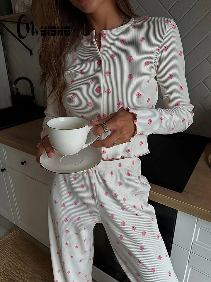 Pijama de punto acanalado con florecitos rosas