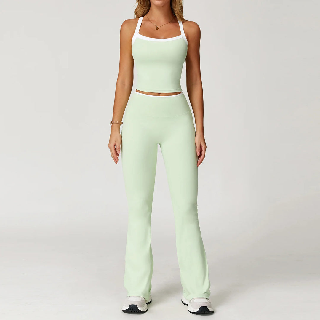 Conjunto deportivo con ribete blanco y pantalones de campana