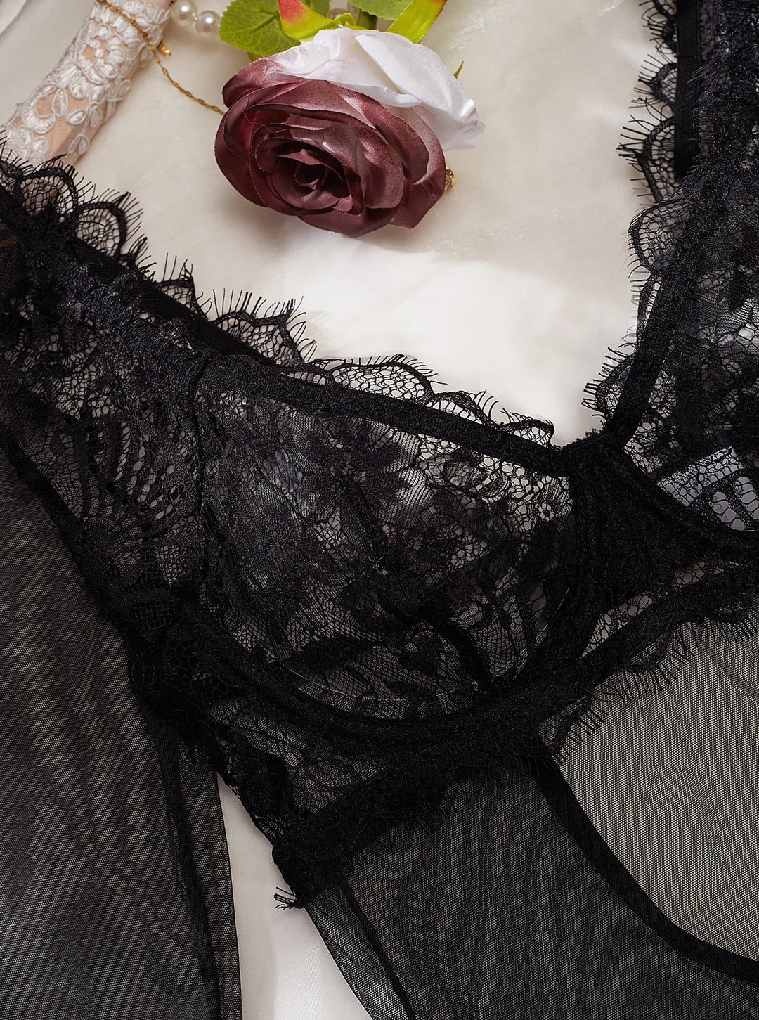 Body de malla con manga larga y ribete de encaje