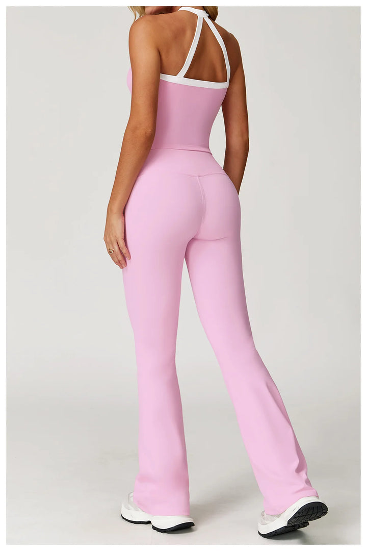 Conjunto deportivo con ribete blanco y pantalones de campana