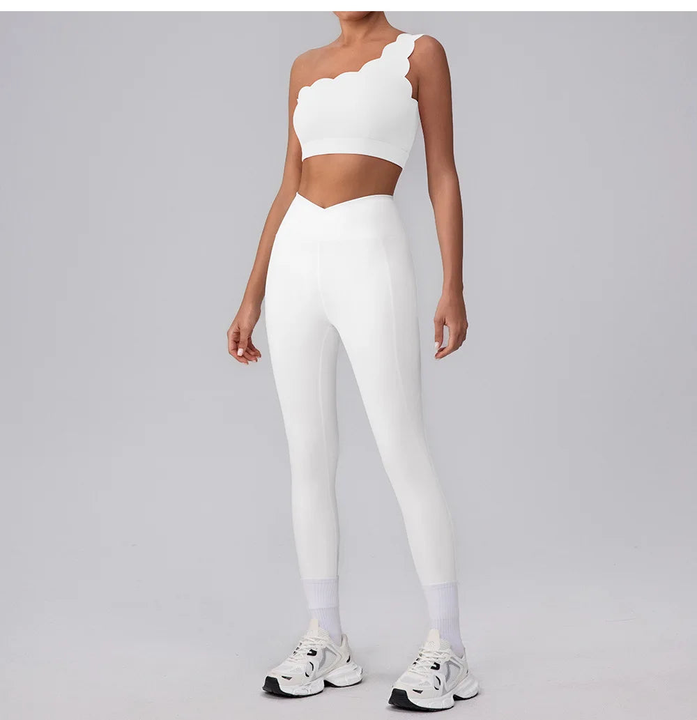 Conjunto deportivo con top asimétrico y volantes