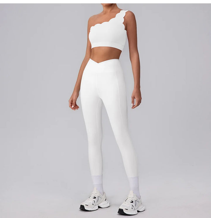 Conjunto deportivo con top asimétrico y volantes