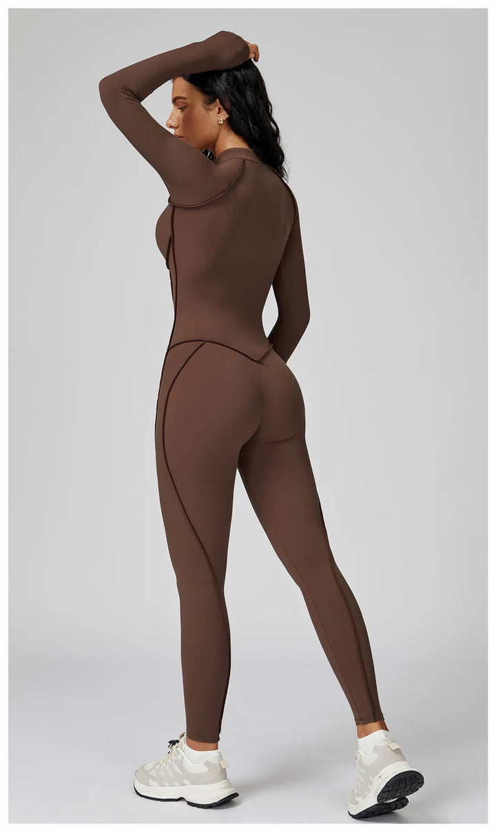 Mono deportivo con costuras y manga larga