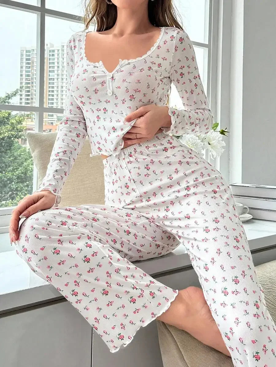 Pijama con estampado floral y pernera larga