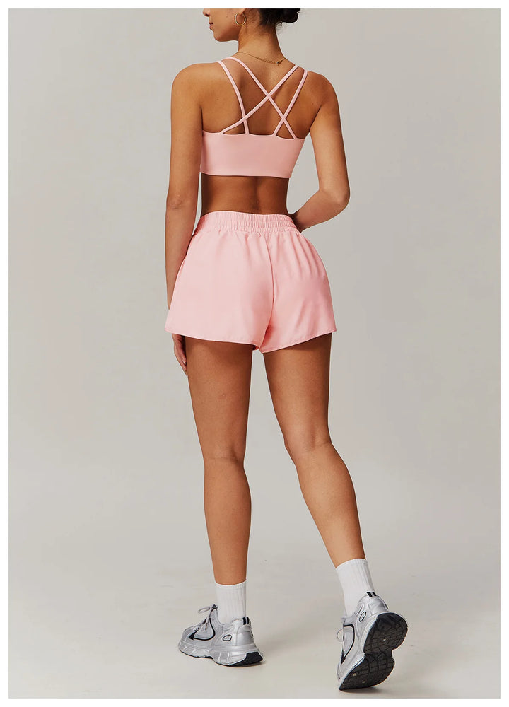 Conjunto deportivo con pantalones cortos