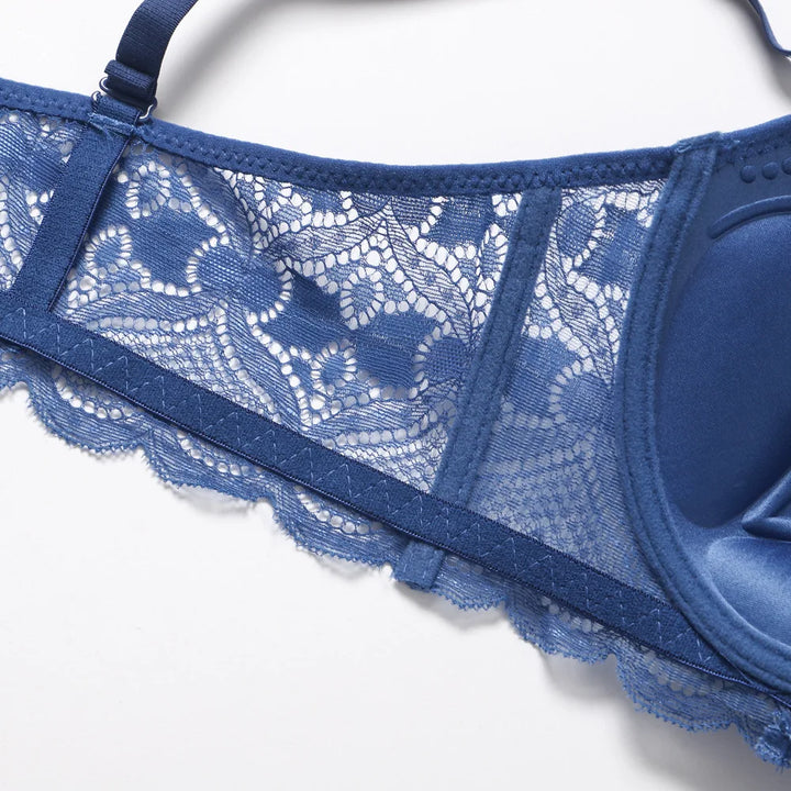 Sujetador de encaje con bordado de corazoncitos