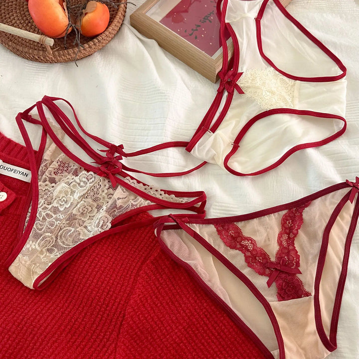 Braguita de malla transparente con ribete de encaje rojo