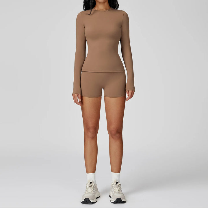 Traje deportivo con manga larga y pernera corta