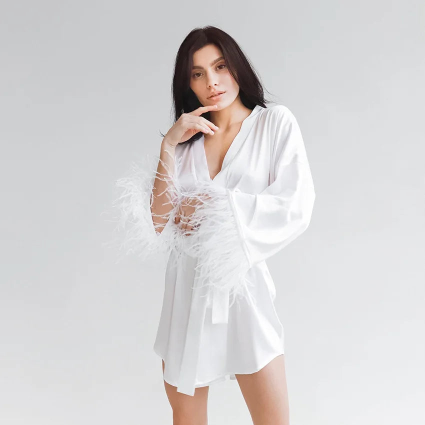 Bata de raso con ribete de plumas